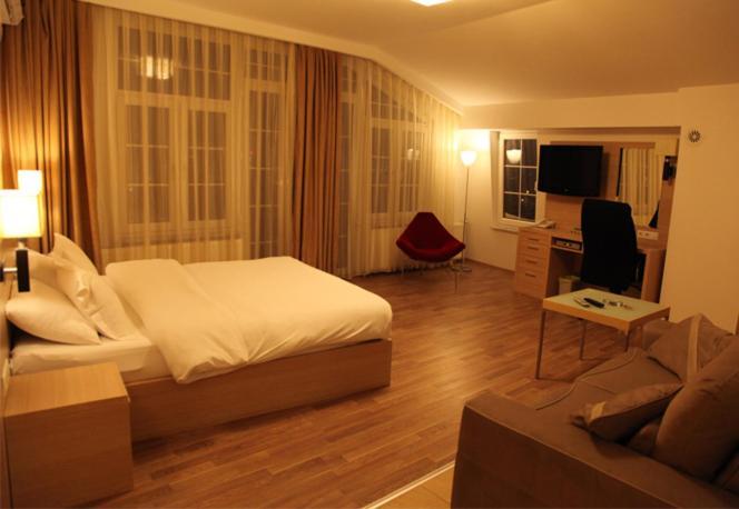 Hotel Pinocchio Pristina Exterior foto