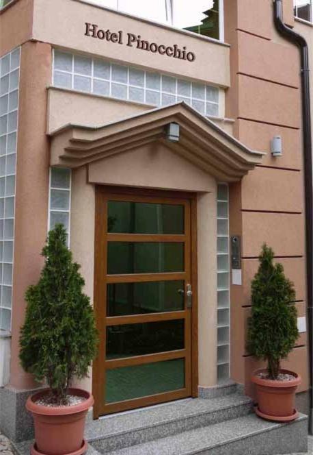 Hotel Pinocchio Pristina Exterior foto