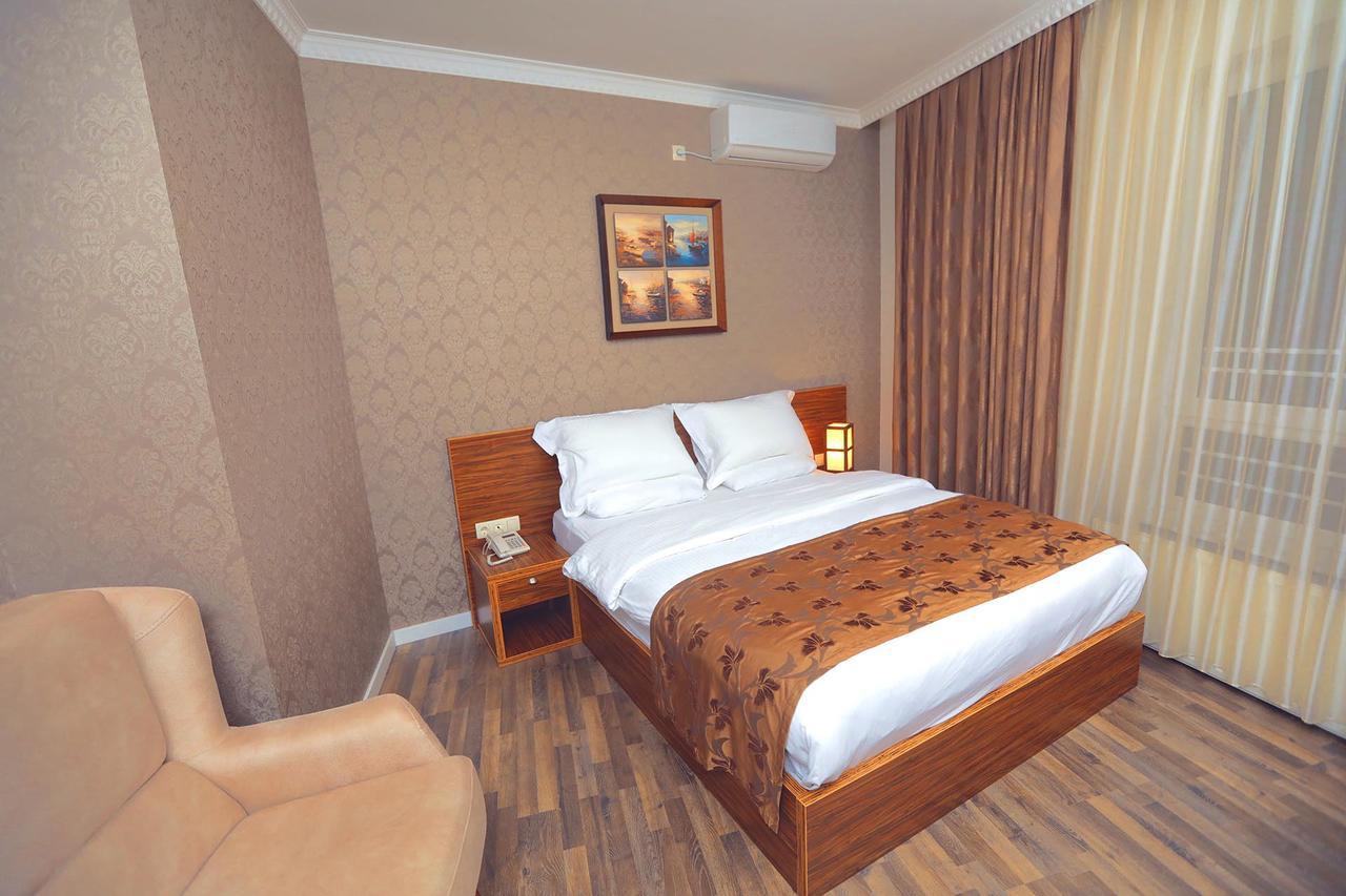 Hotel Pinocchio Pristina Exterior foto