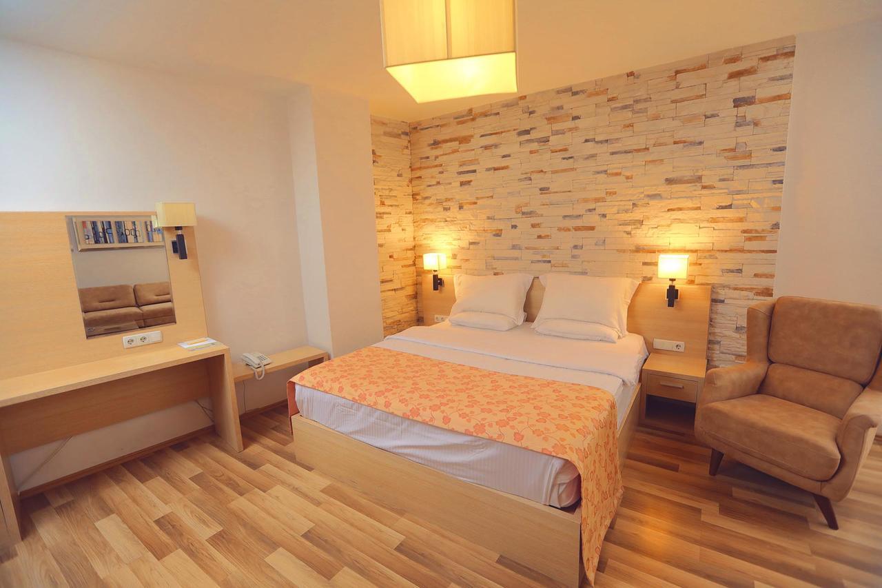 Hotel Pinocchio Pristina Exterior foto